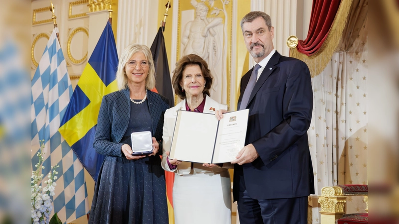 Sozialministerin Ulrike Schaf (l.) und Ministerpräsident Markus Söder überreichten die Sozialmedaille an Königin Silvia von Schweden. (Foto: Martina Nötel)
