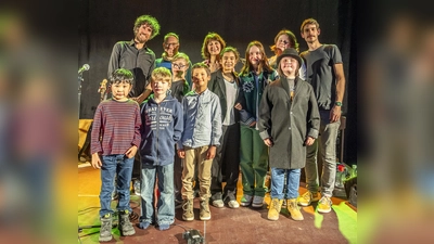 Der Kulturabend war wieder ein voller Erfolg: das Organisatorenteam Philipp Höfer (hinten links), Hala Baalbaki (hinten Mitte) und Michael Hahn (hinten rechts) mit Schulleiter Christian Albrecht (hinten, Zweiter von links) sowie einigen der jungen Künstler und den Moderatoren des Abends. (Foto: Aktion Sonnenschein/ Dirk Tacke)