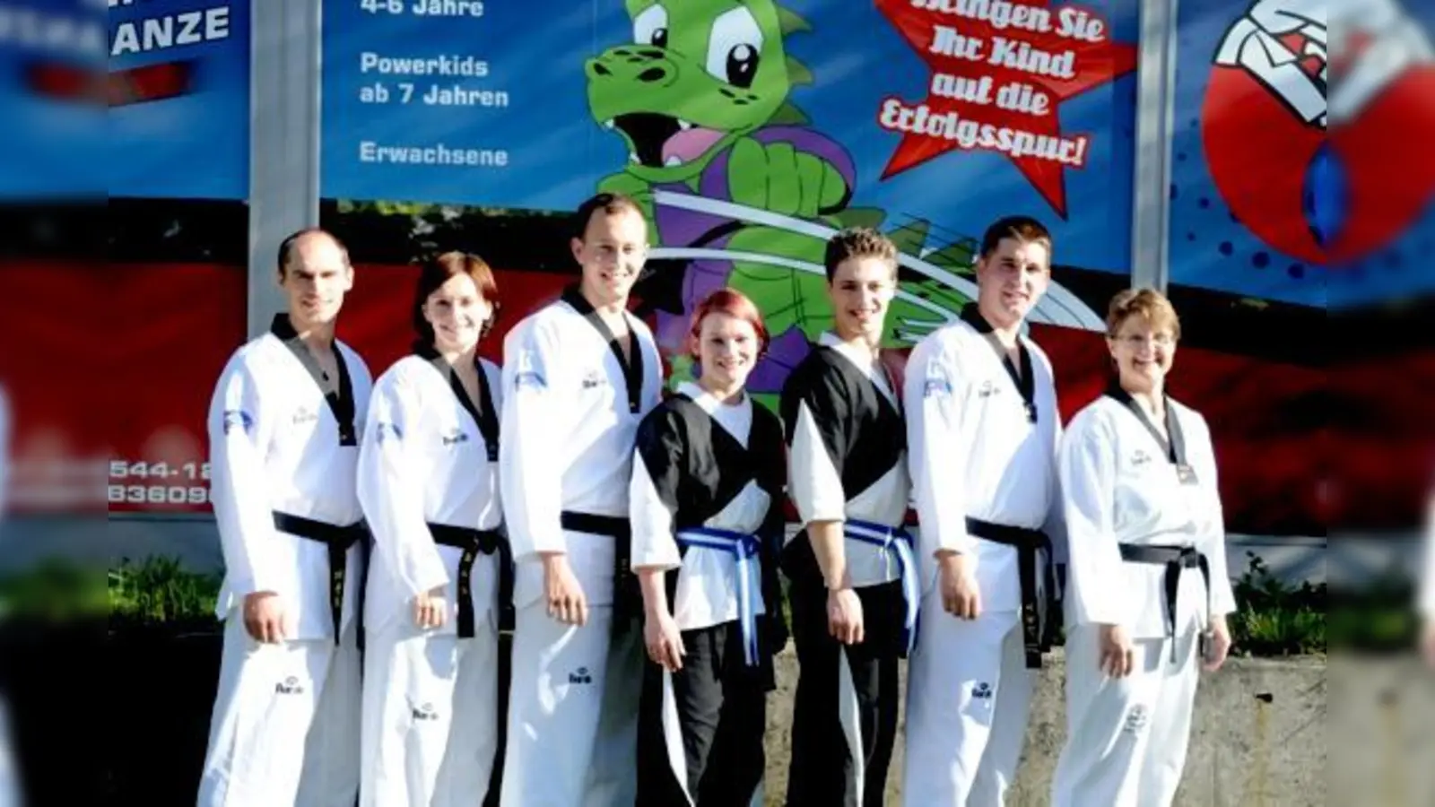 Mercel Descy mit seinen Mitarbeitern vor seiner Schule in Haar.	 (Foto: VA)