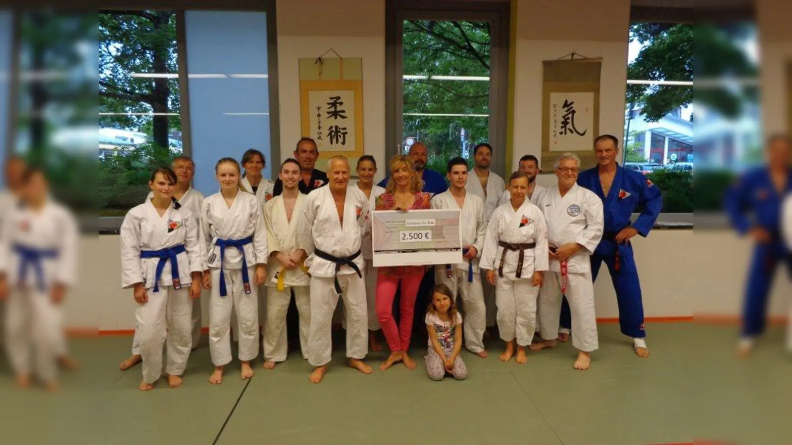 Anja Frankenberger (in Rot) mit dem Scheck den ihr die Vertreter der beiden Vereine überreichten. (Foto: Verein)