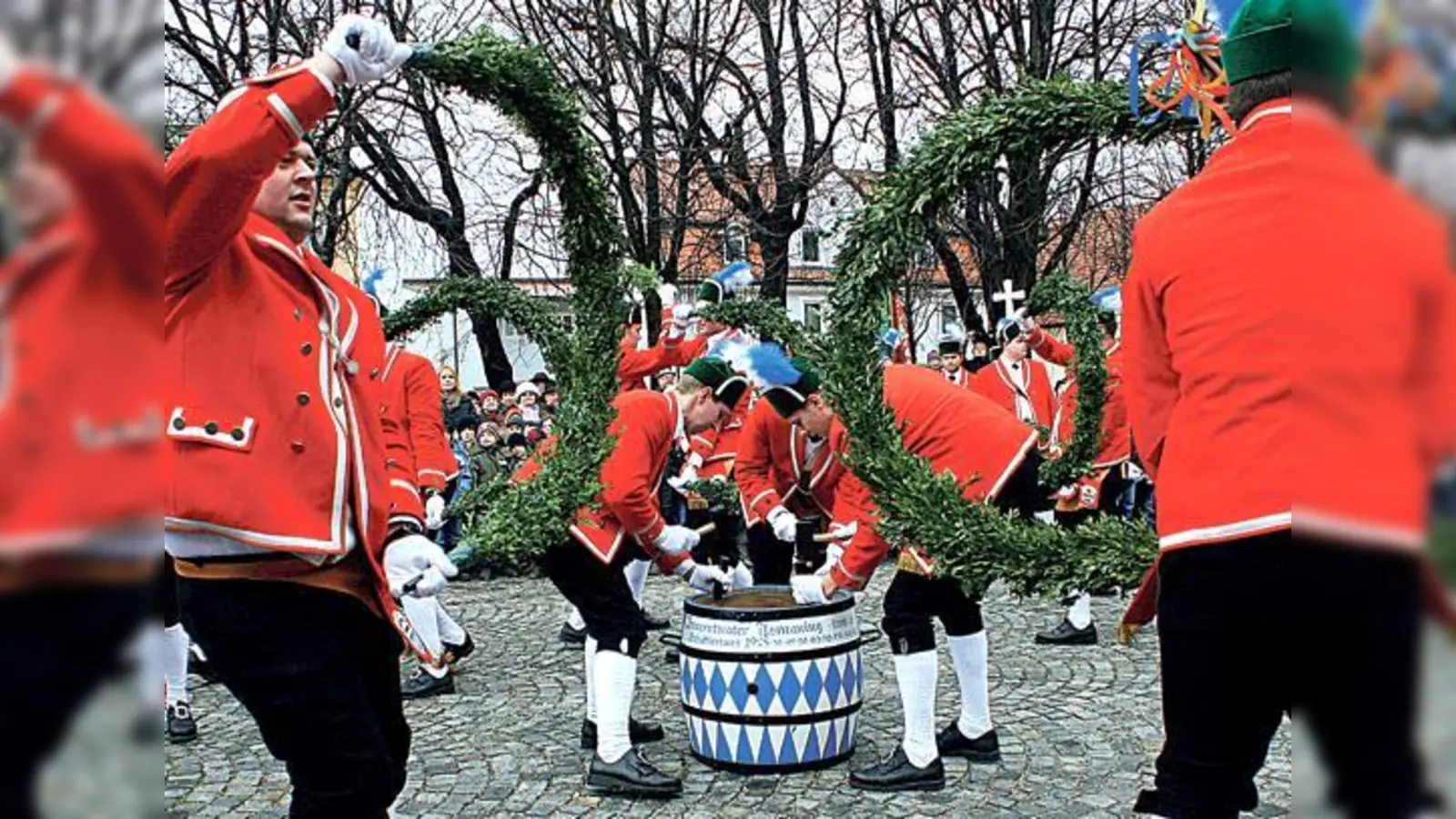 Zum dritten Mal folgten die Ismaninger Schäffler der Einladung des Festring Perlachs und tanzten letztes Wochenende auf dem Pfanzeltplatz.	 (Foto: Karl Hirt)
