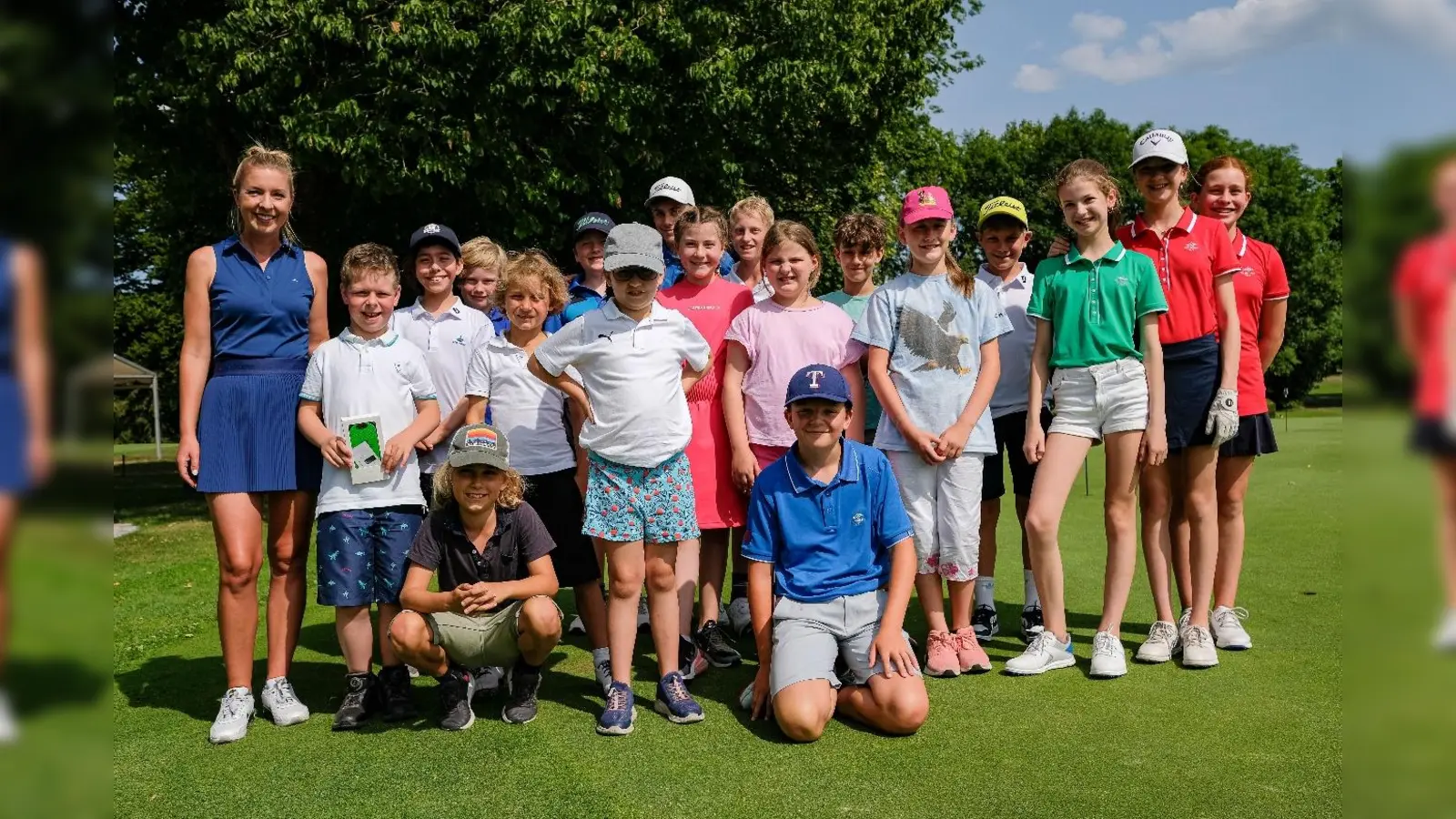 Die Teilnehmer des inklusiven Kinder- und Jugendturniers mit ihrer Golftrainerin Steffi Lindlbauer. (Foto: Aktion Sonnenschein/ Matthias Kostya)