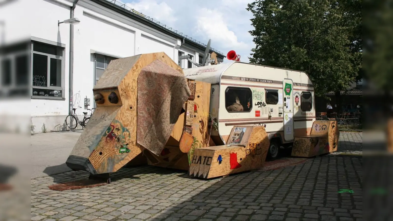 Der Trojanische Dackel zieht durch die Münchener Stadtteile. (Foto: privat)