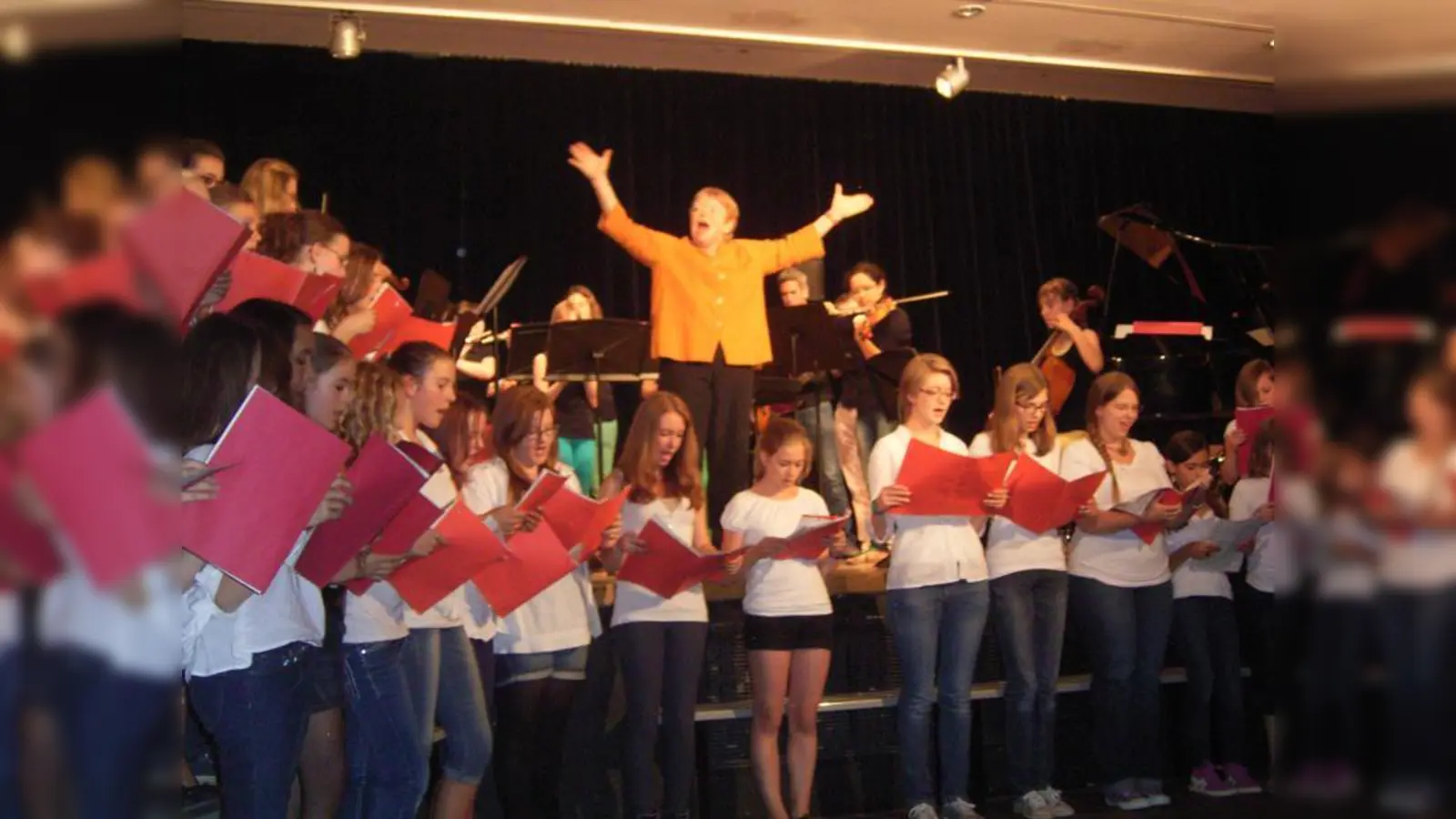 Marianne Zeiller-Kelber mit Chor und Orchester (Foto: privat)
