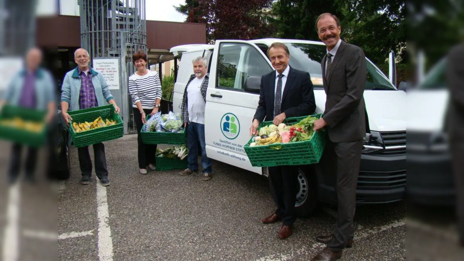 Jürgen Quest (l.) und Horst Schubert (3.v.l.) von der Germeringer Tafel freuen sich mit Sonja Thiele (Sozialdienst) über den neuen Kühlwagen.  Überbringer sind die Vorstände der Funke-Hopfner-Stiftung, Walther Sedlmayr und Arnd Walther. (Foto: pst)