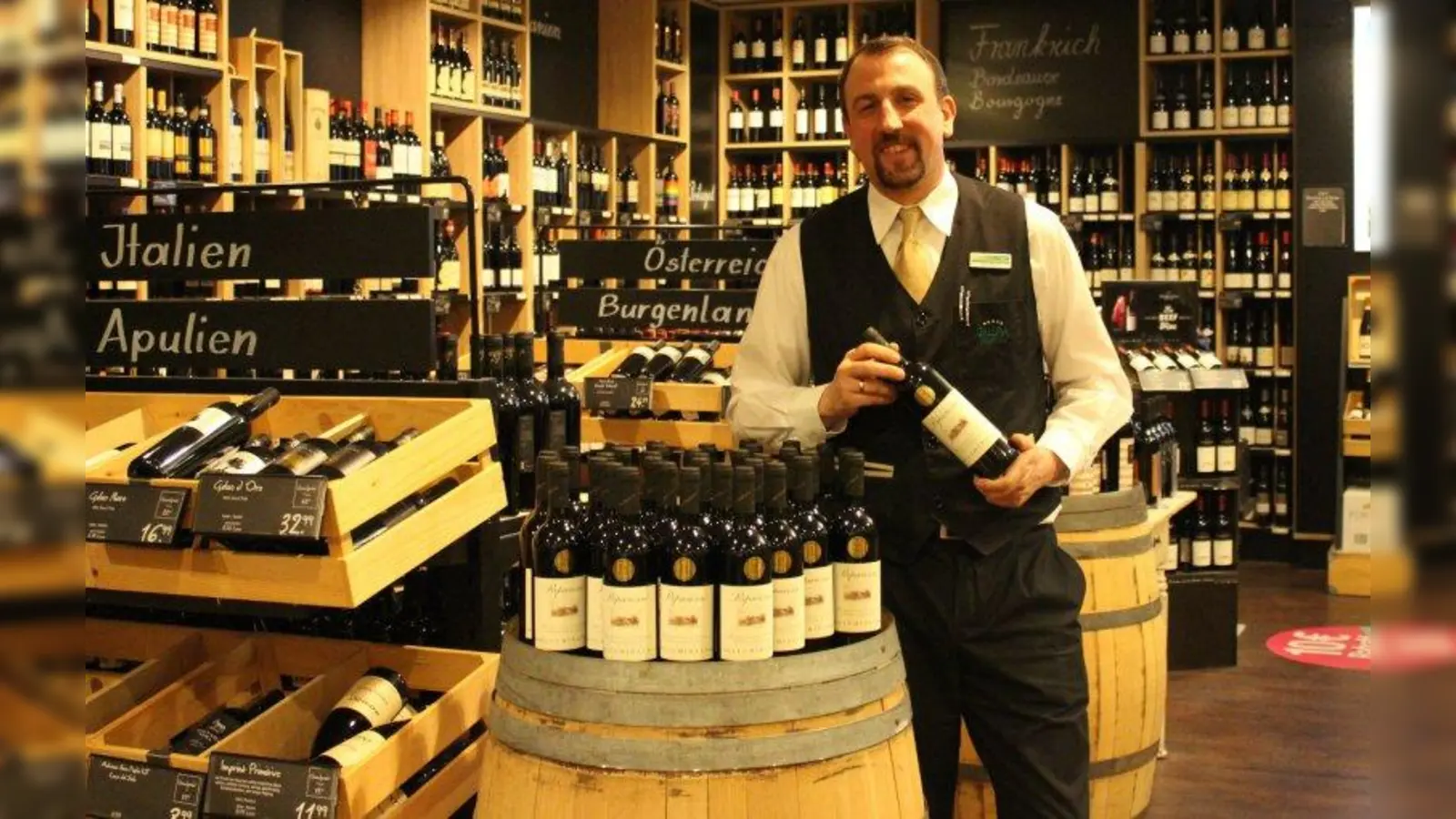 Robin Berner ist der Leiter der Leiter der Wein- und Spirituosenabteilung in der Galeria Kaufhof am Rotkreuzplatz. Der gelernte Winzer hat vor seiner Zeit in München fünfeinhalb Jahre auf einem Weingut in der Steiermark als Winzer und Önologe gearbeitet. (Foto: sb)