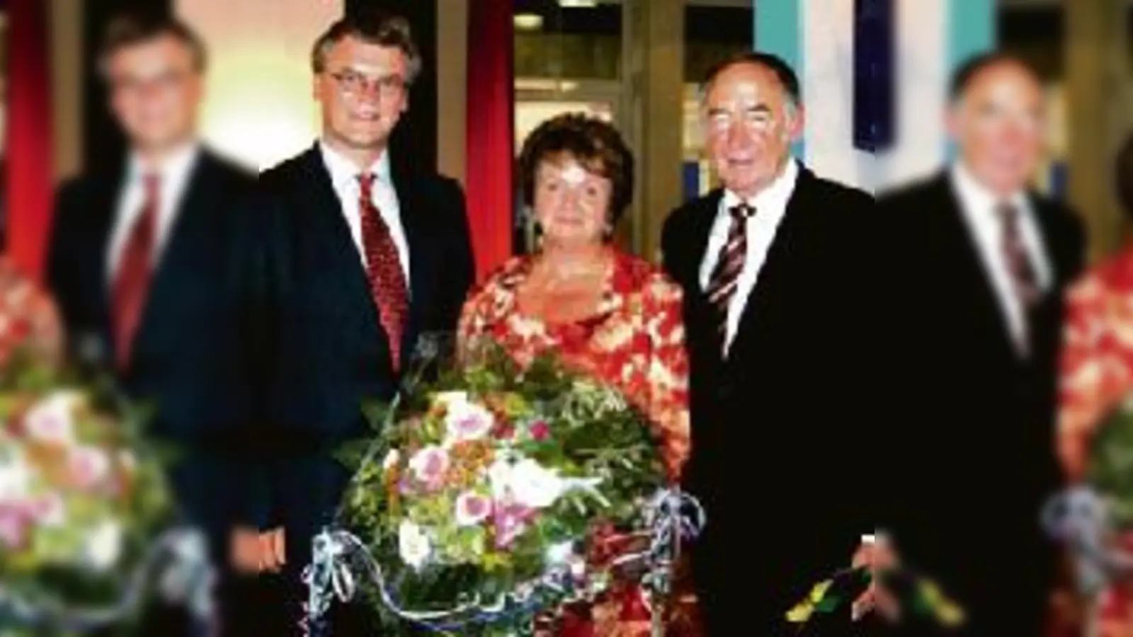 Neufahrns Bürgermeister Rainer Schneider mit Ehefrau Barbara beim Abschied vom bisherigen Jahnschule-Rektor Karl Manhart (von  (links).Foto: ba)