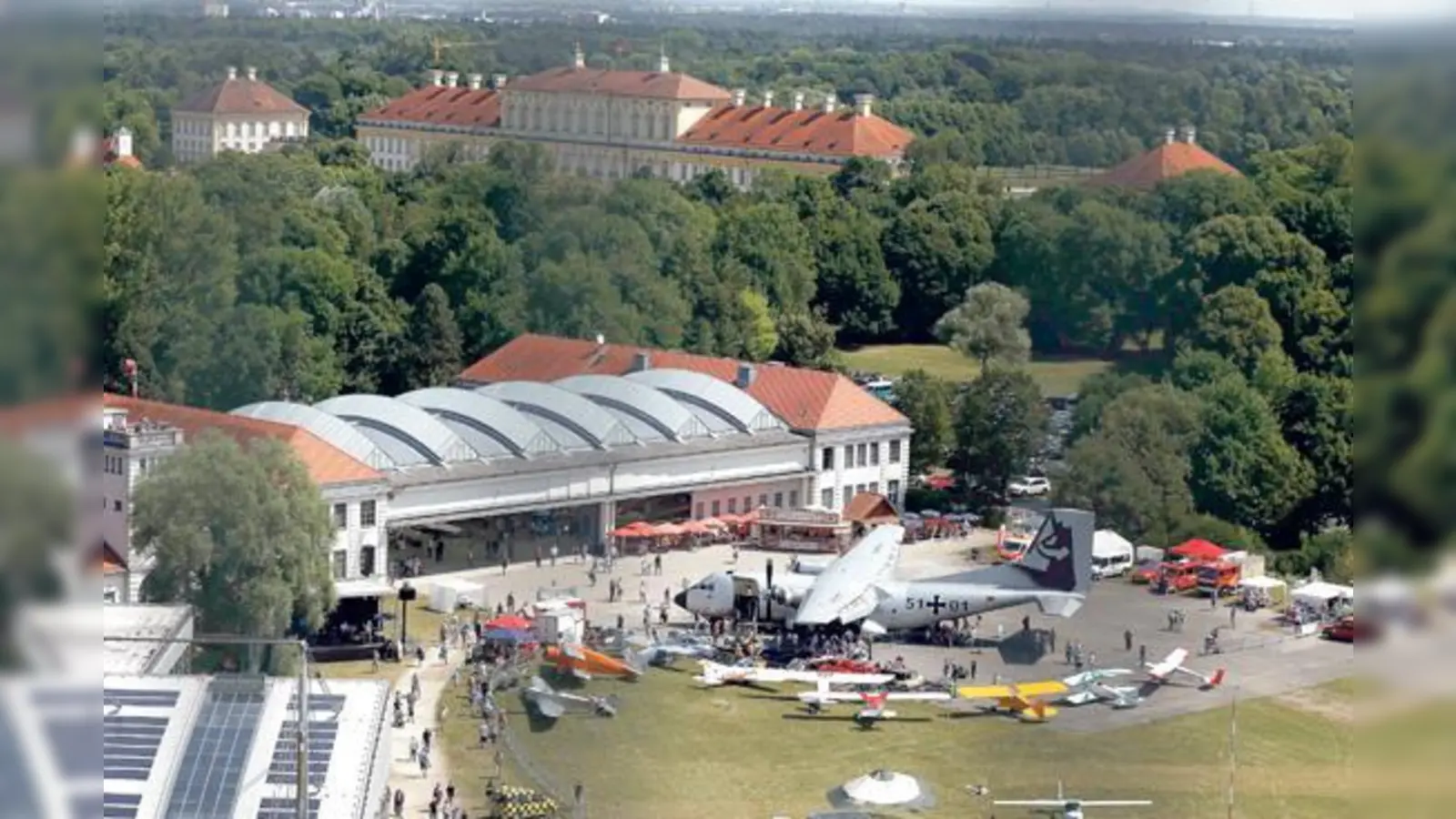 Die Flugwerft mit der Schlossanlage Schleißheim im Hintergrund. Die Transall, die kürzlich beim Jubiläum gezeigt worden ist, trägt bereits Museums-Lackierung, geht aber nach Berlin  was in Oberschleißheim bedauert wurde. 	 (Foto: kw)