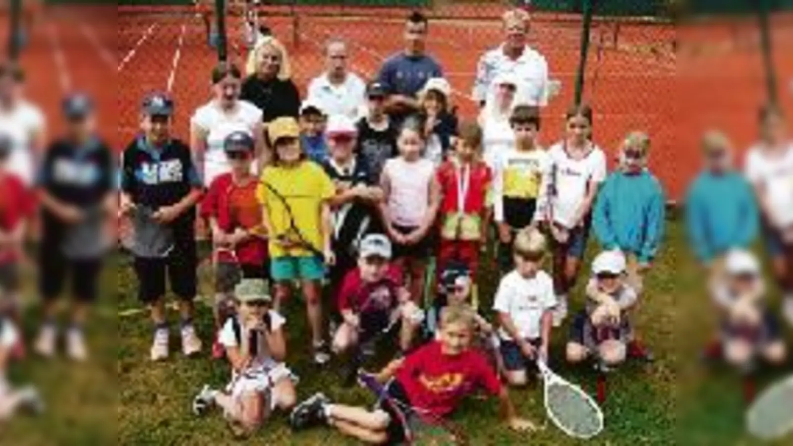 Gruppenfoto: Zur Erinnerung an das Tenniscamp des SC Freimann bekamen alle Teilnehmer ein gemeinsames Foto und eine Urkunde.	  (Foto: SC)