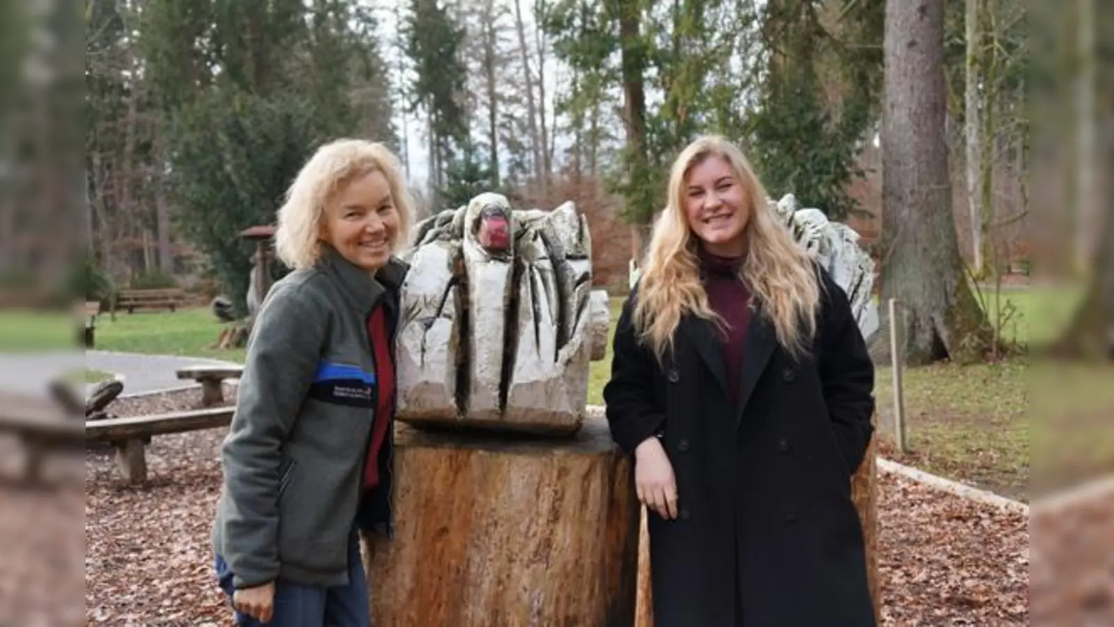 Die Leiterin des Walderlebniszentrums, Sigrid Hagen (l.) und Magdalena Schöx (FÖJ) freuen sich über weitere, tatkräftige Helfer im Walderlebniszentrum Grünwald.  (Foto: Heike Woschee)