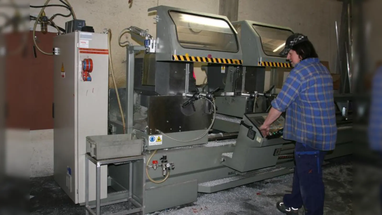 Es gibt viel zu tun: Verschiedenste Arbeitsvorgänge sind nötig, um aus Aluminium „etwas zu machen”. (Foto: Ellen Teßmann)