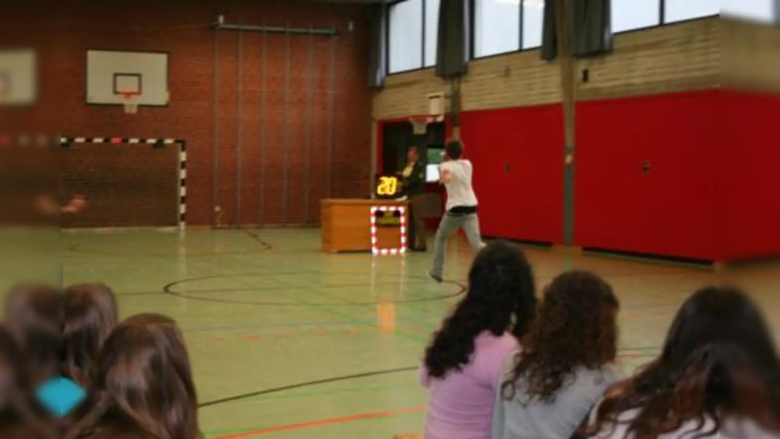 Mit dem „Elektronischen Zeigefinger” konnten Schüler der Georg-Büchner-Realschule feststellen, welche Geschwindigkeit sie beim Laufen erreichen. (Foto: tg)