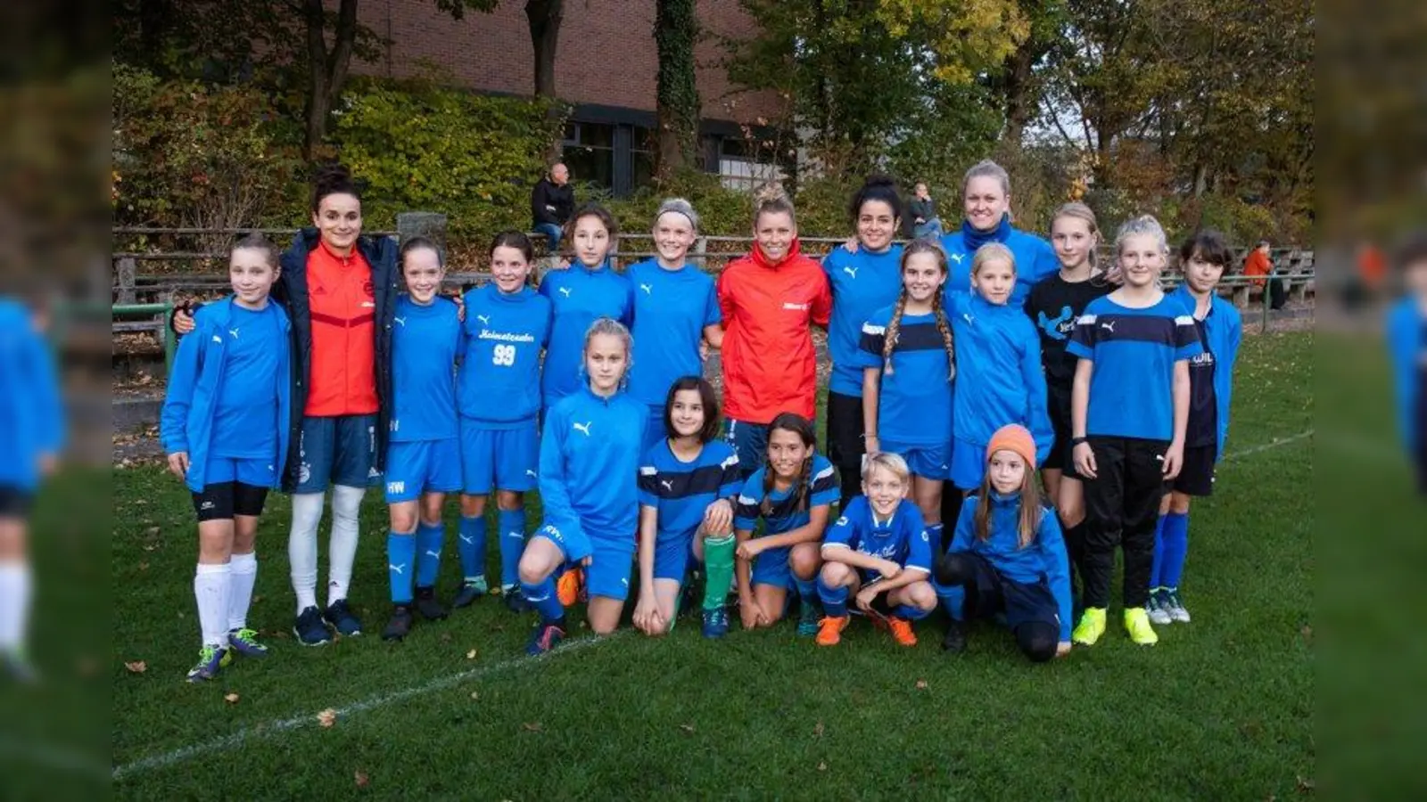 Lina Magull und Linda Dallmann (in roten Jacken) mit der siegreichen Mädchenmannschaft des FFC Wacker. (Foto: Merkur CUP / Nadine Vaders)