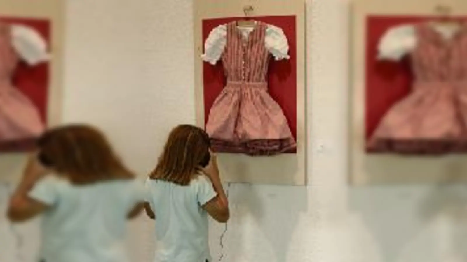 Über einen Kopfhörer kann man die Geschichten zu den Objekten erfahren.  (Foto: VA)