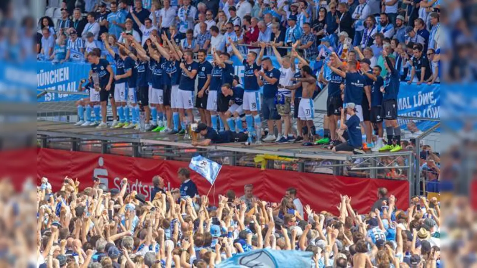 In Feierlaune: Aufstiegs-Löwen.  (Foto: Anne Wild)