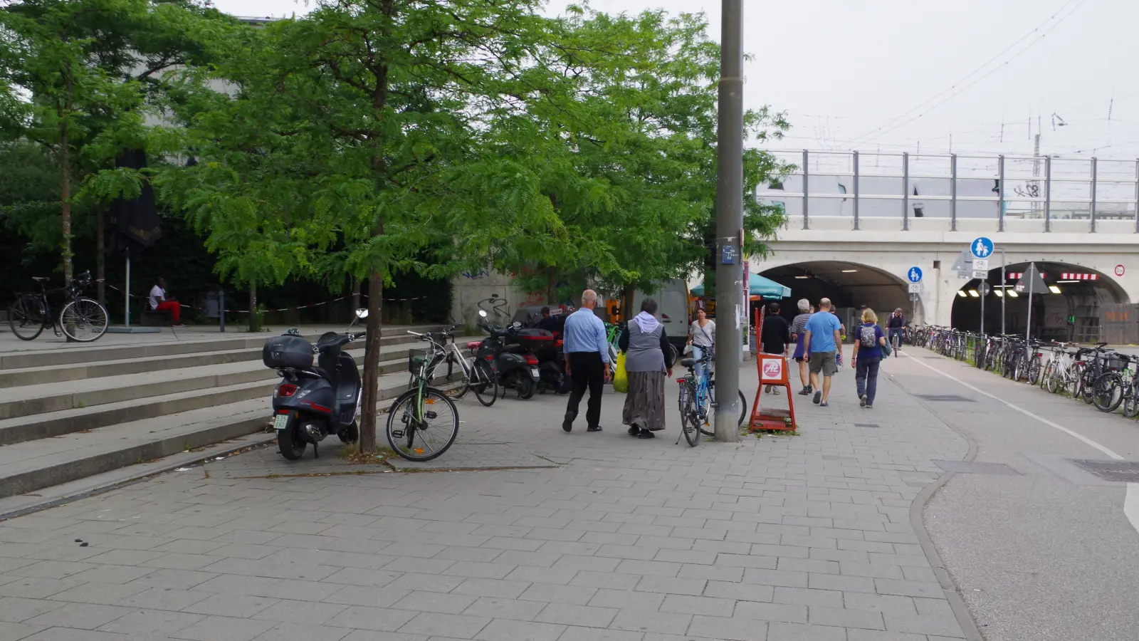 Vor der Laimer Röhre (Platzbereich vorne im Bild) könnte eine „Regenbogenbank“ zum Verweilen einladen, so der Vorschlag der Grünen im Bezirksausschuss. (Foto: kö)