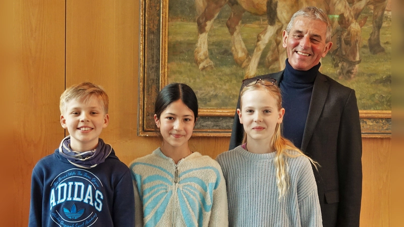Stv. Landrat Franz Hofstetter mit den Schulsiegern Jakob Hörmann, Sadaf Mohammadi und Leona Moana Leiking (Foto: LRA)