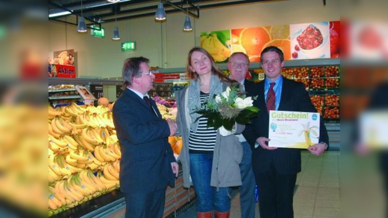 Glückliche Gewinnerin: Peter Rottmann von Chiquita, HIT-Marktleiter Peter Breyer und HIT-Einkäufer Mark Estelmann (v.l.) überreichten Marie Weusmann den 'Gutschein und einen Blumenstrauß. (Foto: bb)