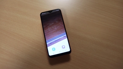 Die Benutzung des Handys beim Autofahren ist eine Verkehrswidrigkeit. Es gilt: Hände ans Lenkrad. Augen auf die Straße! (Symbolbild: mha)