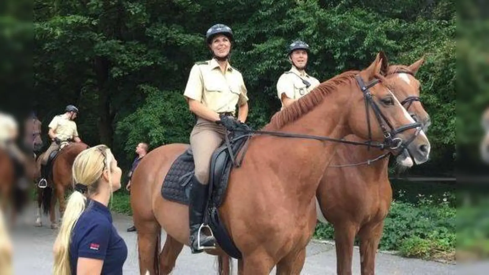 Sorgen für Recht und Ordnung im Westpark (v.l.): Securitas-Mitarbeiterin Ruth Müller, Polizeiobermeisterin Celine Achenbach auf Galileo und Polizeihauptmeister Marc Sitting auf Uriel. (Foto: Polizeiinspektion 15/Sendling)