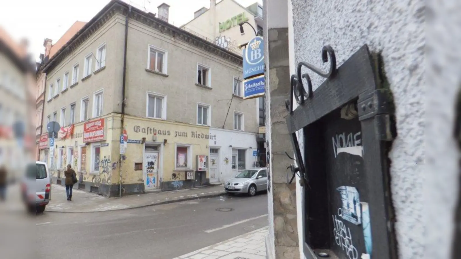 Ein verschmierter, leerer Speisekarten-Schaukasten vom Schnitzelhaus, gegenüber das verwahrloste „Döner macht schöner”-Gebäude: Laut BA „ein untragbarer Zustand.” (Foto: ds)