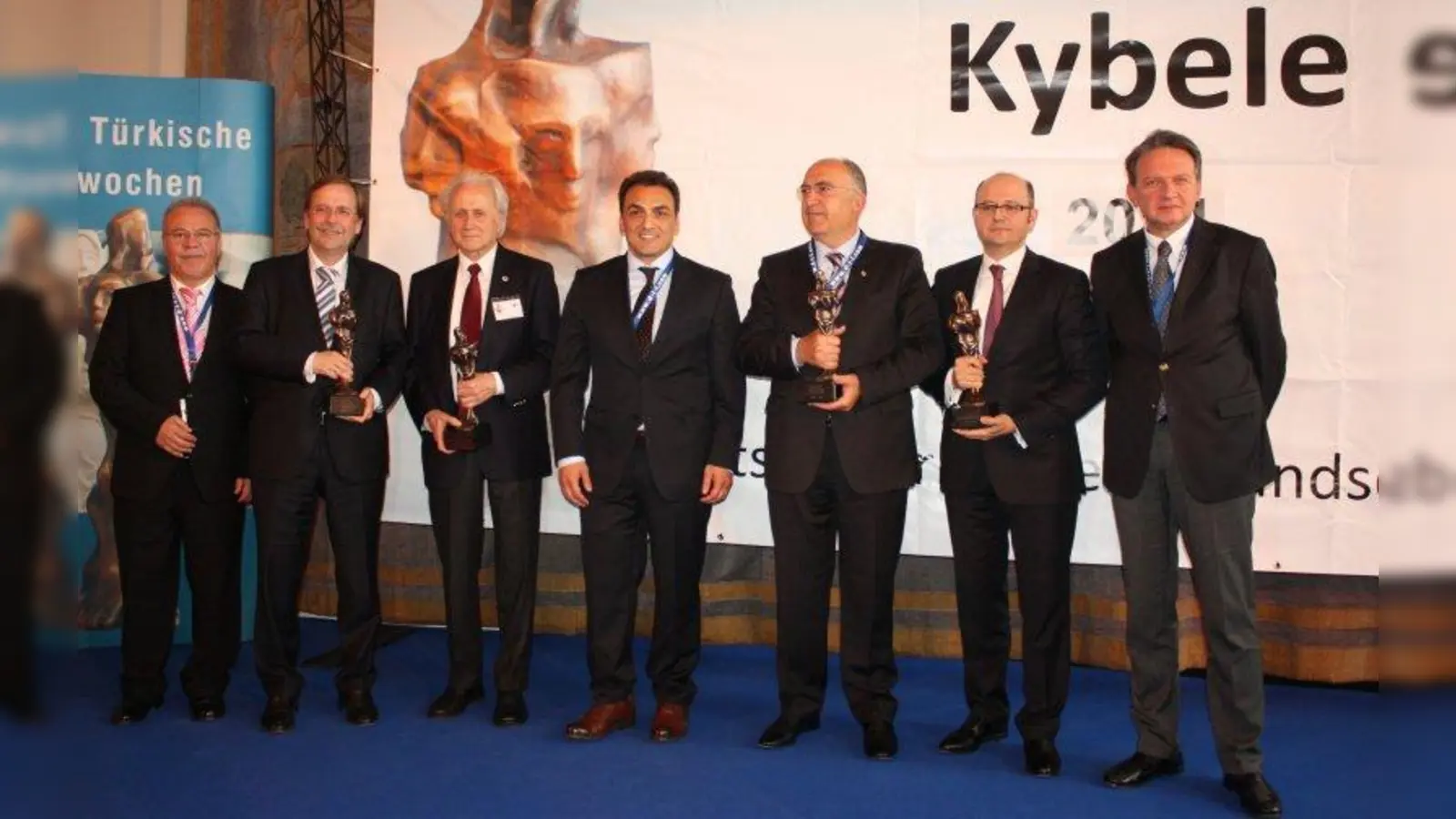 Für die Freundschaft (von links): Cemal Günes (stv. Bundesvorsitzender DTF), DFB-Vizepräsident Rainer Koch, Cihan Sendan (Vorsitzender der Deutsch-Türkischen Freundschaftsföderation), Prof. Richard Heinzmann (Eugen Biser Stiftung), Zekeriya Yasemin (Yayla), der aserbaidschanische Botschafter Parviz Shahbazov und der türkische Generalkonsul K. Hidayet Eris. (Foto: job)