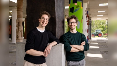 Aurelius (links) und Nepomuk Braun, Gründer des polliphonic Musik·Festivals: „Das Festival soll verbinden, mitreißen und möglich machen.” (Foto: Michael Poganiatz)