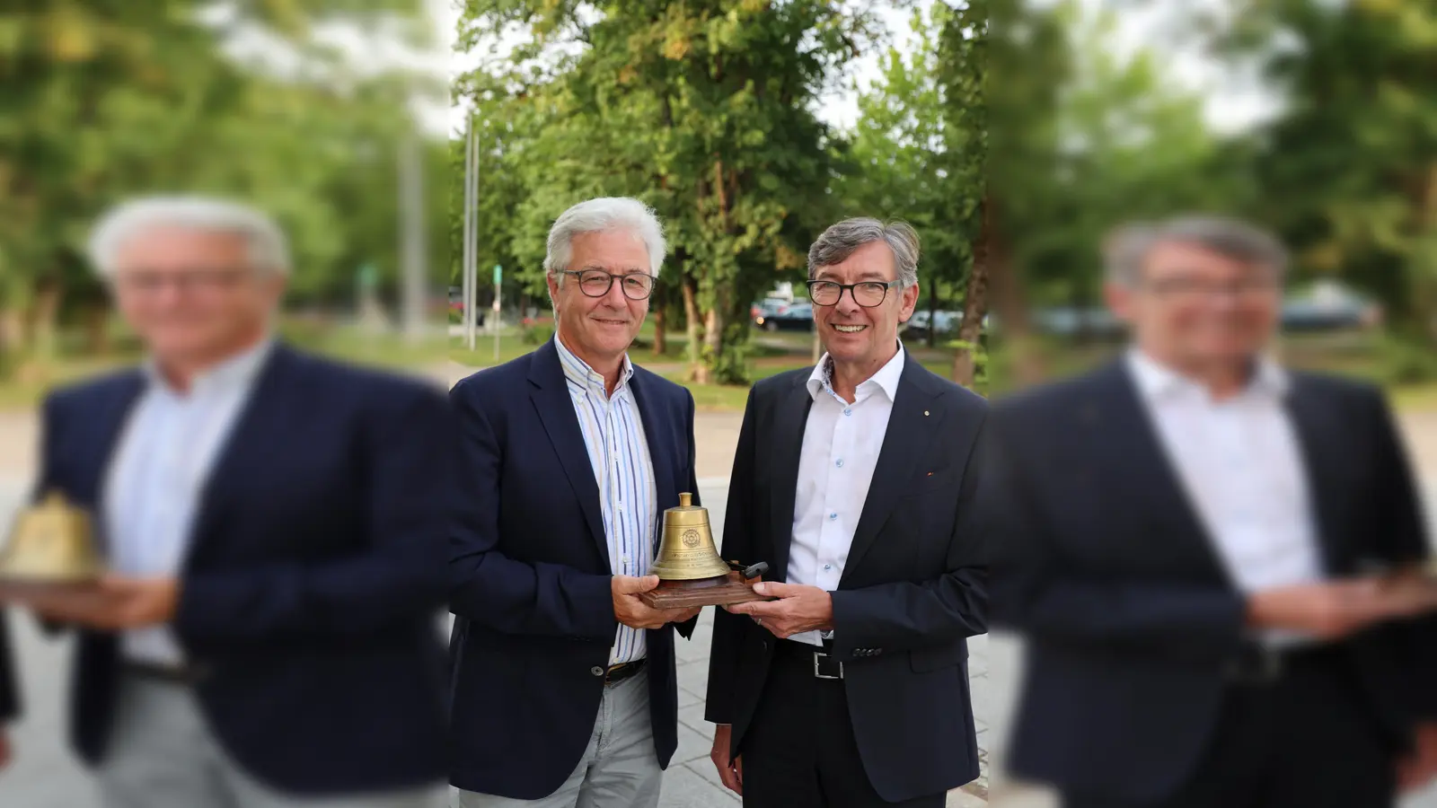 Der scheidende Rotarier-Präsident Dirk König (r.) und der neue Präsident Dr. Martin Held (l.) bei Übergabe der „Ämterglocke”. (Foto: Rotarier Grünwald)
