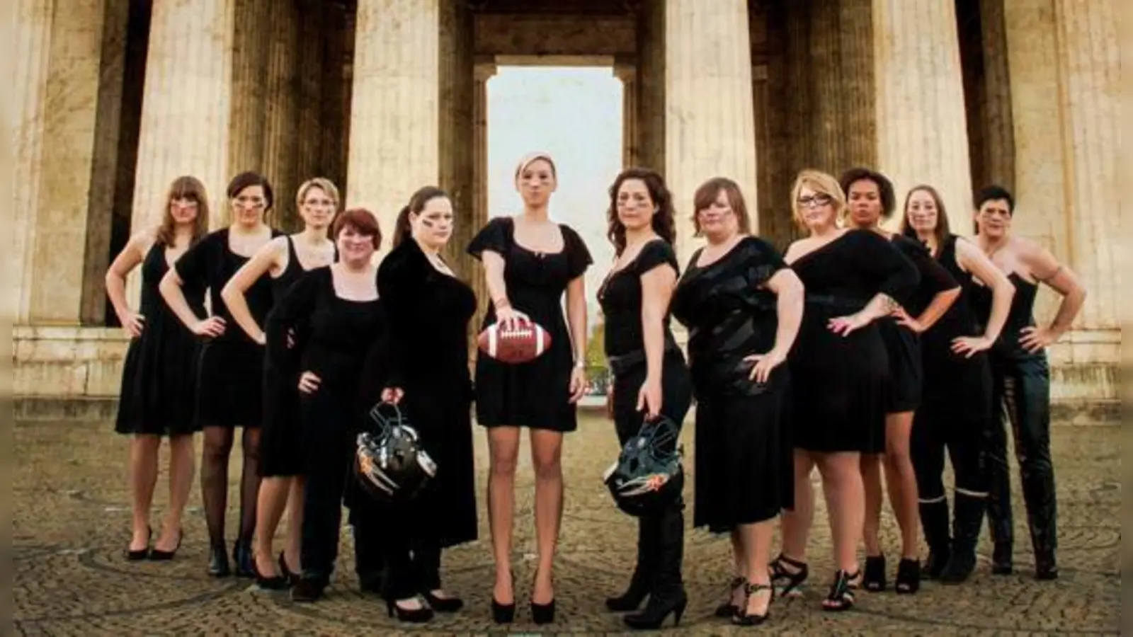 Das neu gegründete Damenteam der München Rangers macht auch in Abendgarderobe eine gute Figur.	 (Foto: Verein)