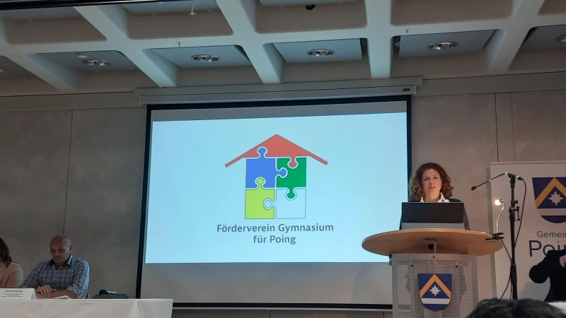 Bei der Bürgerversammlung in Poing präsentierte Andrea Lacour vom Förderverein für das Gymnsium Poing die Ergebnisse der Untersuchung.  (Foto: Tarnikas)