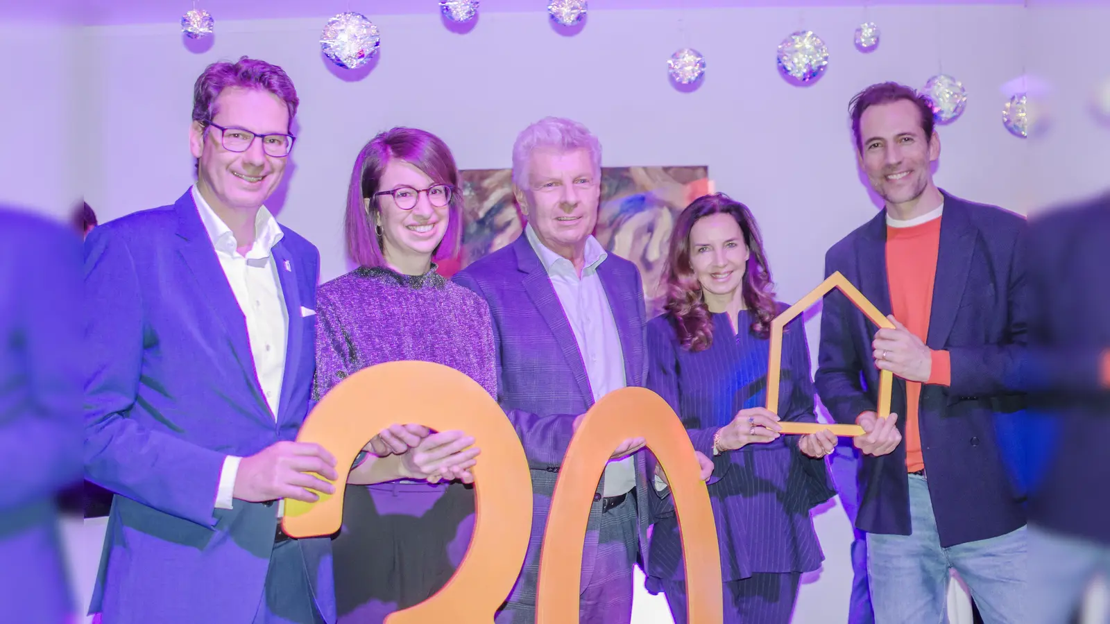 Kinderhilfe-Vorstand Adrian Köstler, Hausleitung Claire Heinrich, Oberbürgermeister Dieter Reiter, Schirmfrau Clarissa Käfer, Schirmherr Alexander Mazza (v. l.) beim Jubiläumsempfang (Foto: Donald's Kinderhilfe Stiftung)