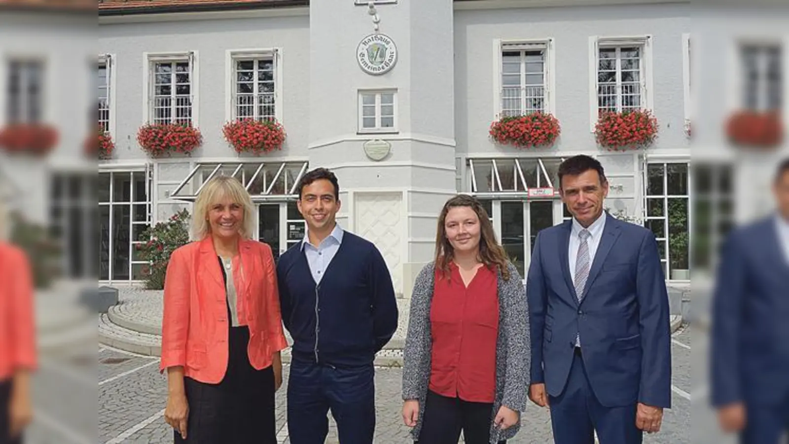 Bürgermeisterin Gabriele Müller, David Manzo Gomez(IT-Azubi), Egzona Kartalli (Verwaltungs-Azubi) und Geschäftsführer Helmut Schmid	 (Foto: Gemeinde Haar)