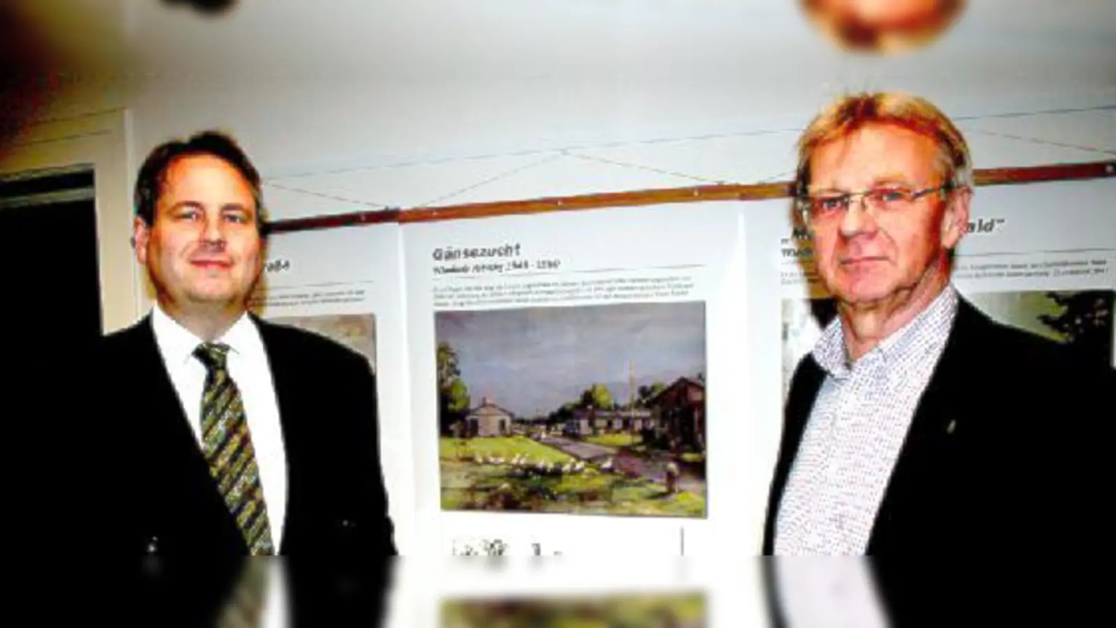 Vereinschef Maximilian Bauer (links) und Ausstellungsmacher Klaus Mai bei der Vernissage im Kulturhistorischen Verein Feldmoching auf dem Gfild.	 (Foto: ws)