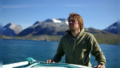 Der Zimmermann Malik findet nach einer niederschmetternden Diagnose bei einem Bootsausflug zu neuem Selbstbewusstsein. „Nuummioq“ ist der erste professionell produzierte Spielfilm Grönlands.  (Foto: © Filmmuseum)