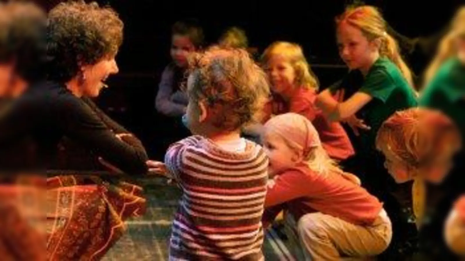 Gemeinsam mit dem Engel Sosoel können die kleinen Zuschauer tanzen, singen und lachen, wie hier mit Moderatorin Uta Sailer. (Foto: mini.musik)