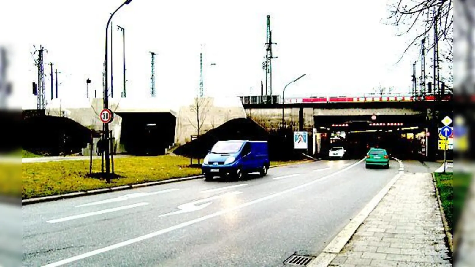 Radler können wählen: Von Bogenhausen Richtung Berg am Laim auf dem Gehweg in der Autoröhre (re.) oder durch den breiten und hellen kombinierten Fußgänger-/Radlertunnel (li.).	 (Foto: ikb)
