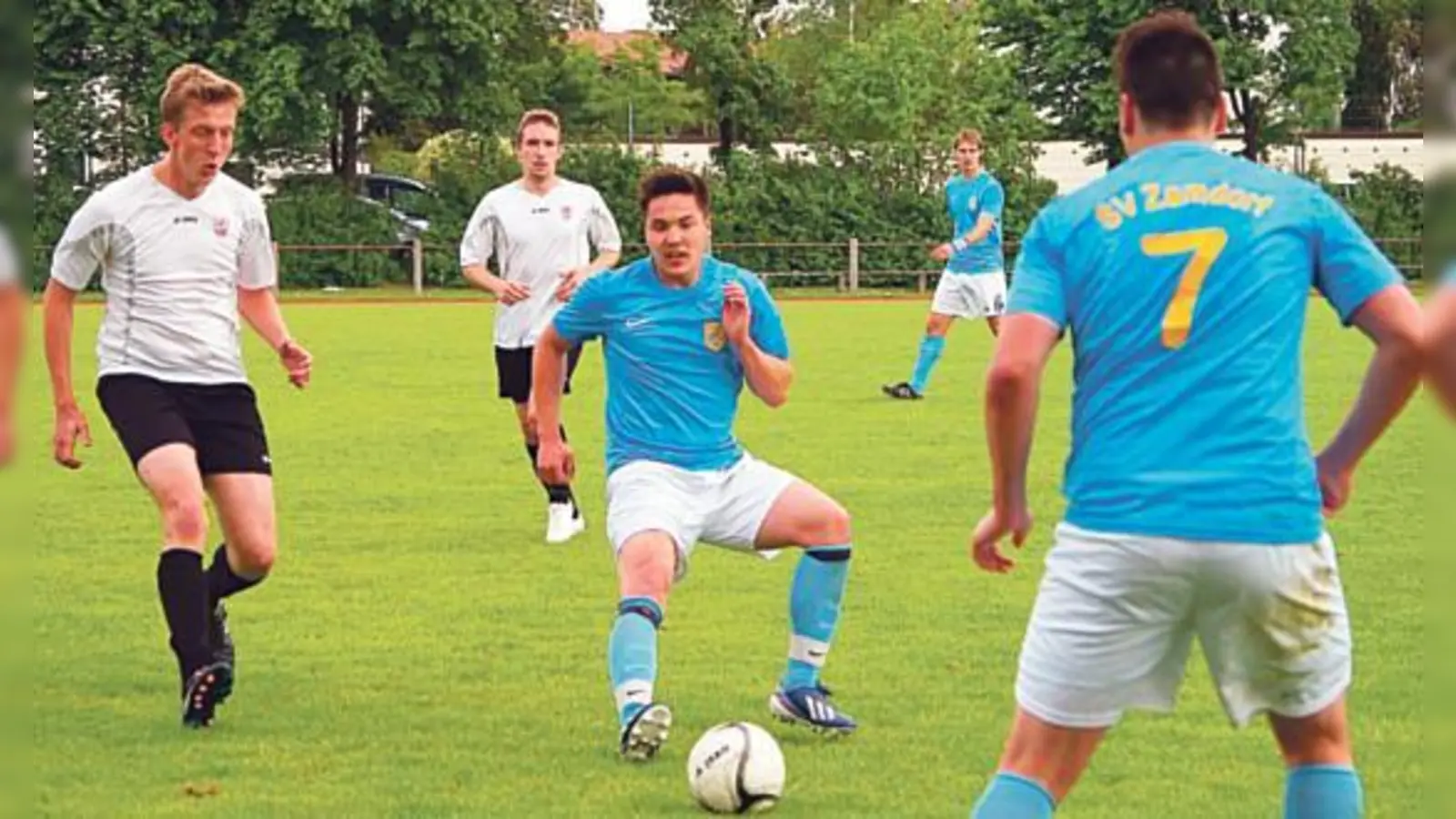 Der Ball lief von Anfang an sicher und kontrolliert beim SV Zamdorf. Der TSV Trudering war hingegen sehr defensiv eingestellt, so kamen früh im Spiel die ersten Tore druch Torjäger Sepp Zander.	 (Foto: Verein)