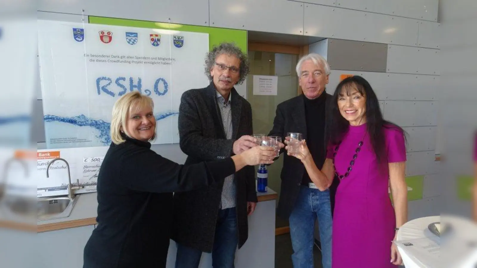 Claudia Bachmann, Alexander Hildebrandt (beide Förderverein), Gustav Huber und Schulleiterin Rita Menzel-Stuck (von links) stoßen mit frisch gezapften Brunnenwasser an. (Foto: Förderverein Realschule Herrsching)