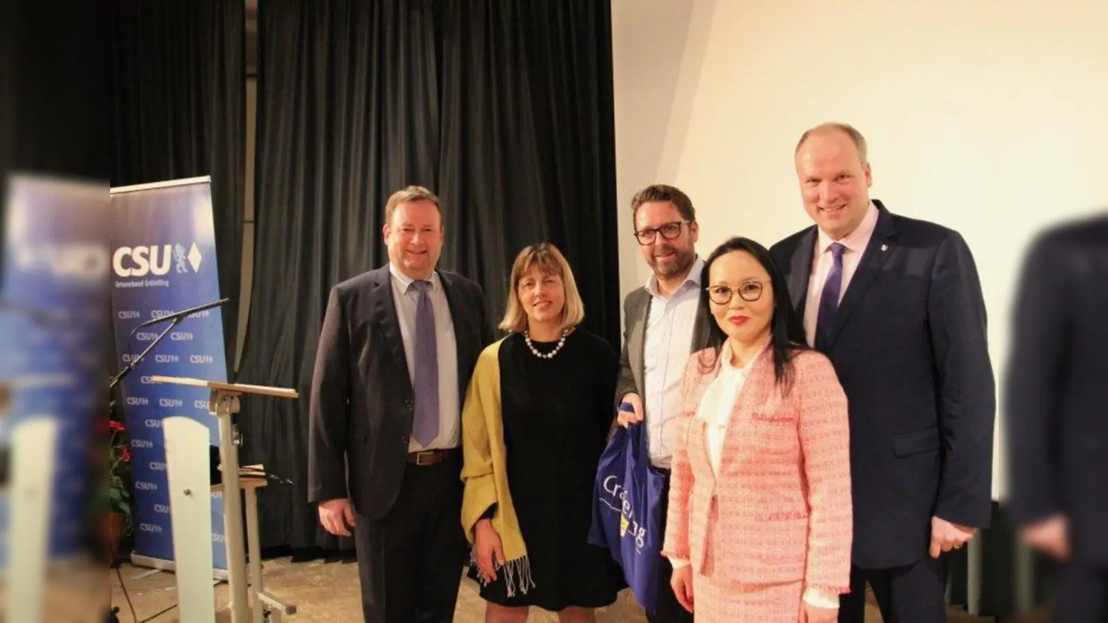 Neujahrsempfang mit wichtigem Thema: Christian Holler (Mitte) sprach zum Klimaschutz und stellte sein Buch „Erneuerbare Energie - ohne heiße Luft“ vor. V.l. Peter Köstler, Ortsvorsitzende Petra Schmid, Ochmaa Göbel und Landrat Christoph Göbel. (Foto: us)