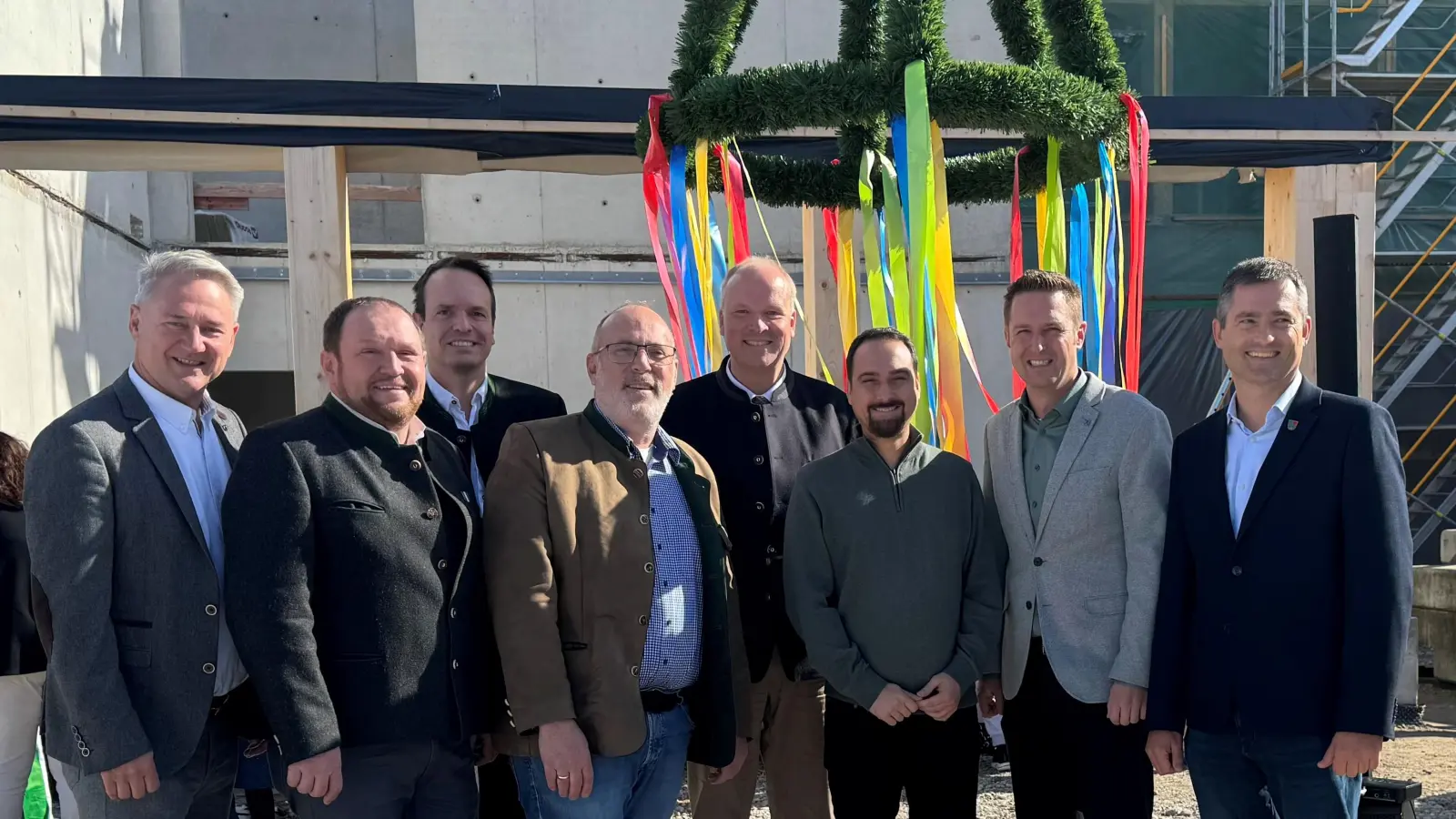 Feierten gemeinsam das Richtfest (v.l.): Brgm. Stefan Kern (Brunnthal), Brgm. Peter Wagner (Aying), 3. Brgm. Christian Weitzel (Höhenkirchen-Siegertsbrunn), Brgm. Dr. Stefan Straßmair (Hohenbrunn), Landrat Christoph Göbel, Brgm. Thomas Pardeller (Neubiberg), Brgm. Florian Schardt (Ottobrunn) und Brgm. Miachael Schultz (Putzbrunn).  (Foto: hw)