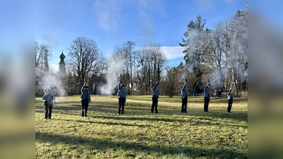 Neujahrsbrauch vor Menzinger Kulisse: „Das Anböllern und Anblasen des neuen Jahres ist ein guter Brauch, den wir gern am Leben halten“, so Johann Menzinger vom Trachtenverein D&#39;Würmtaler Menzing e.V. (Foto: Ulrike Seiffert)