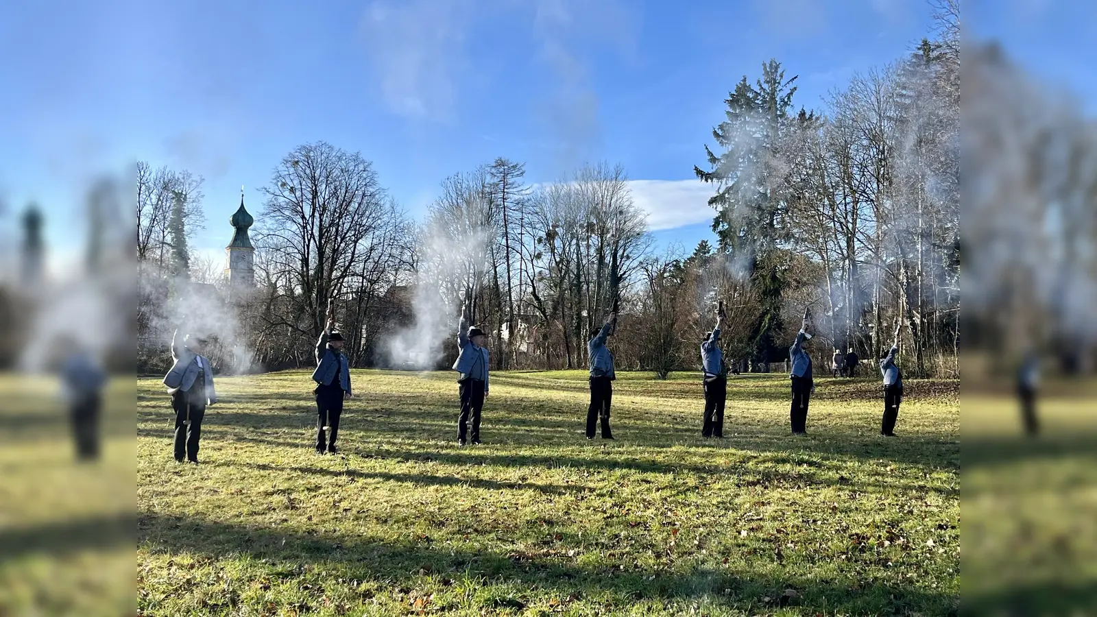 Neujahrsbrauch vor Menzinger Kulisse: „Das Anböllern und Anblasen des neuen Jahres ist ein guter Brauch, den wir gern am Leben halten“, so Johann Menzinger vom Trachtenverein D&#39;Würmtaler Menzing e.V. (Foto: Ulrike Seiffert)