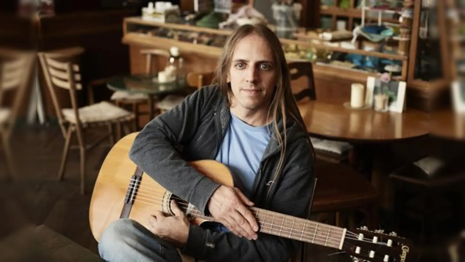 Ein Mann und seine Gitarre: Wenn Christoph Weiherer loslegt, ist gute Laune garantiert. Er spielt auch beim GOP-Jubiläum. 	 (Foto: Christian Kaufmann, www.christiankaufmann.de)