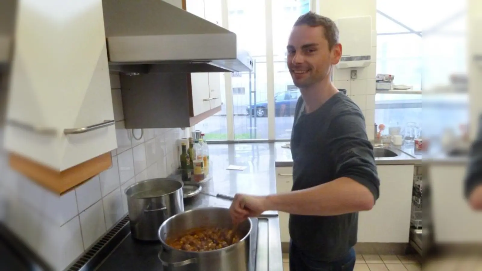 Eine rundum spannende und wichtige Aufgabe erwartet die ehrenamtlichen Helfer, wie hier Florian Wagner, in der Küche des Alten- und Service-Zentrums (ASZ) Westend. (Foto: pi)