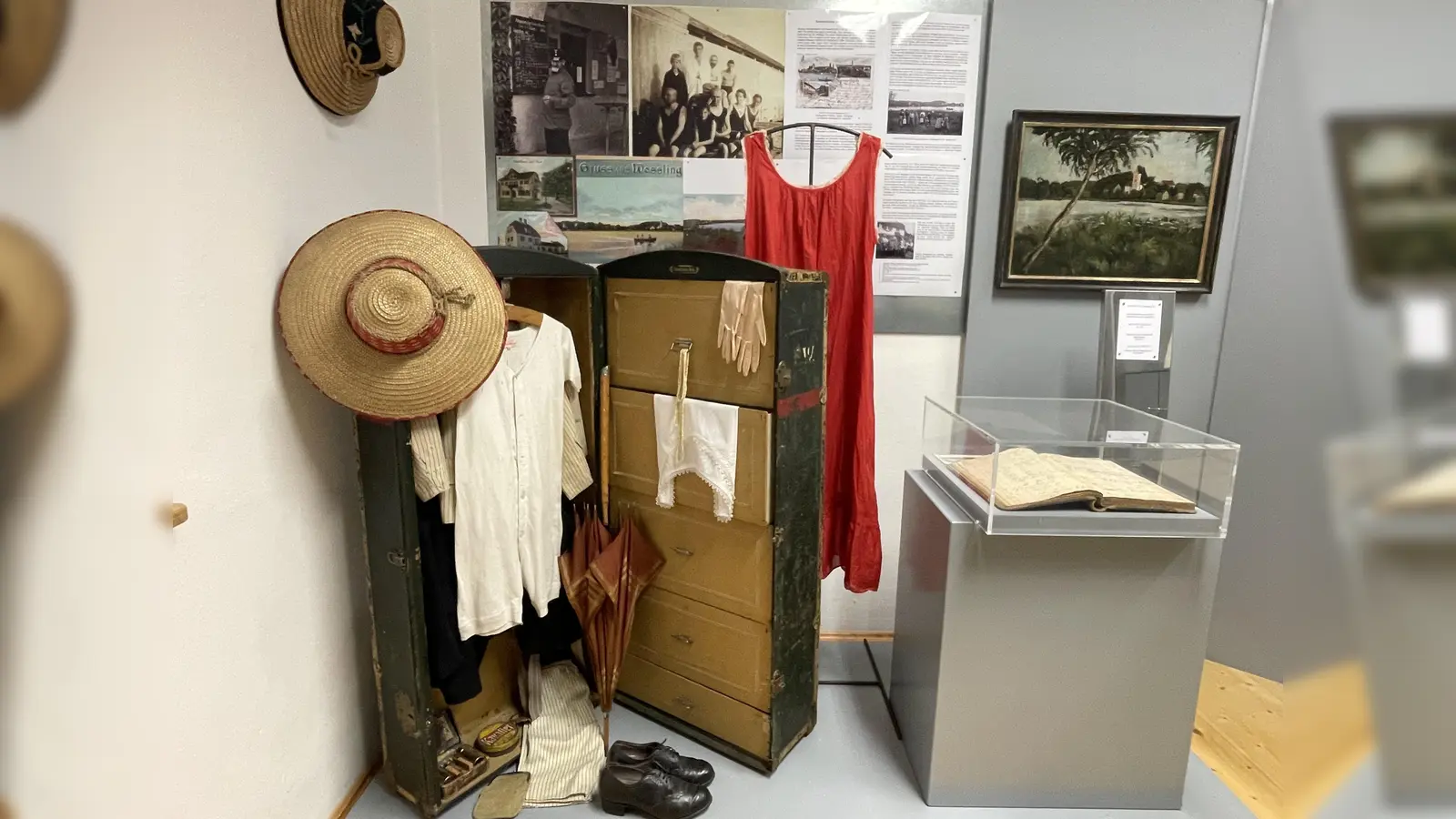 In der Gemeindegalerie sind Accessoires von Badefreuden Anno dazumal ausgestellt. (Foto: pst)