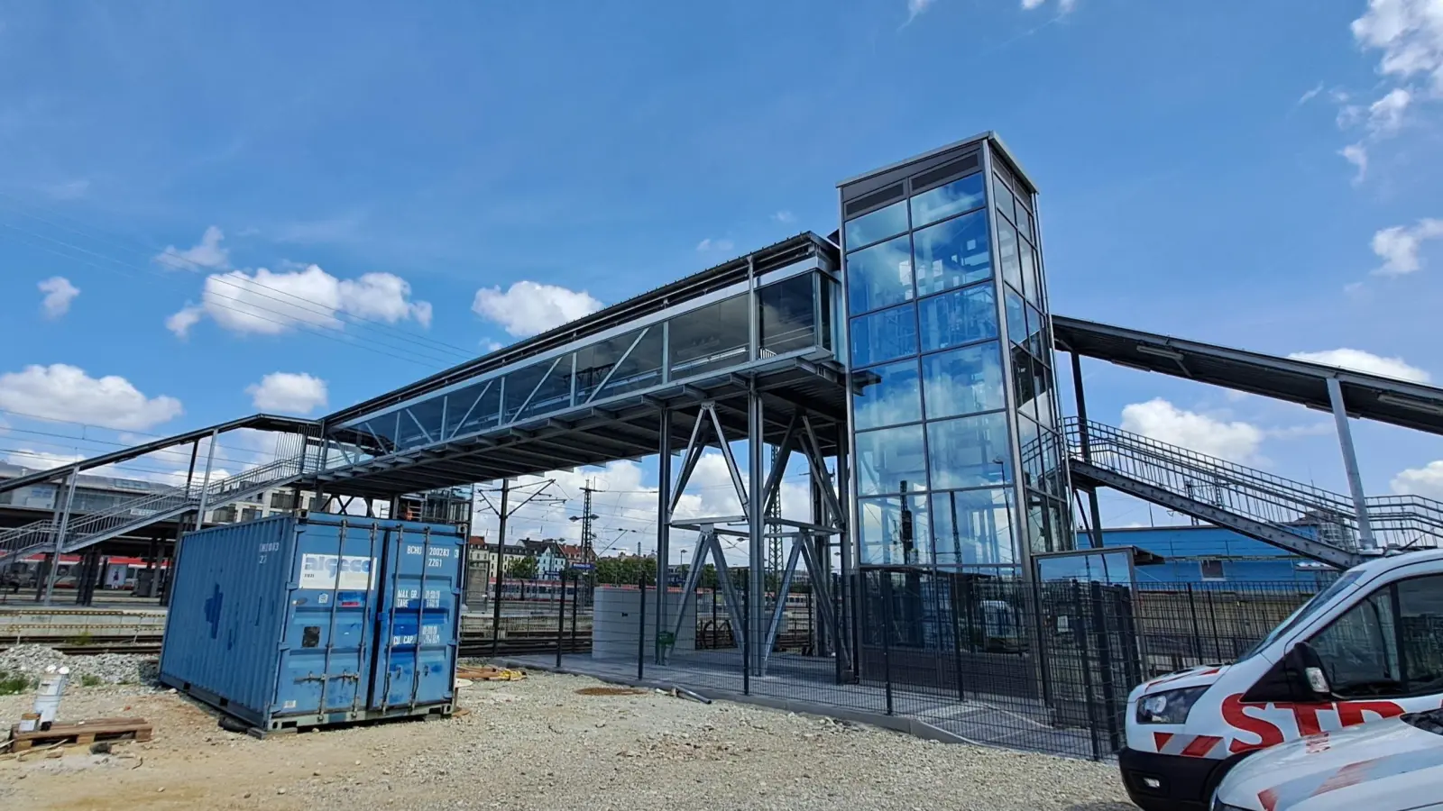 Die neue Fußgängerbrücke am Münchner Ostbahnhof ist seit kurzem in Betrieb. (Foto: DB AG)
