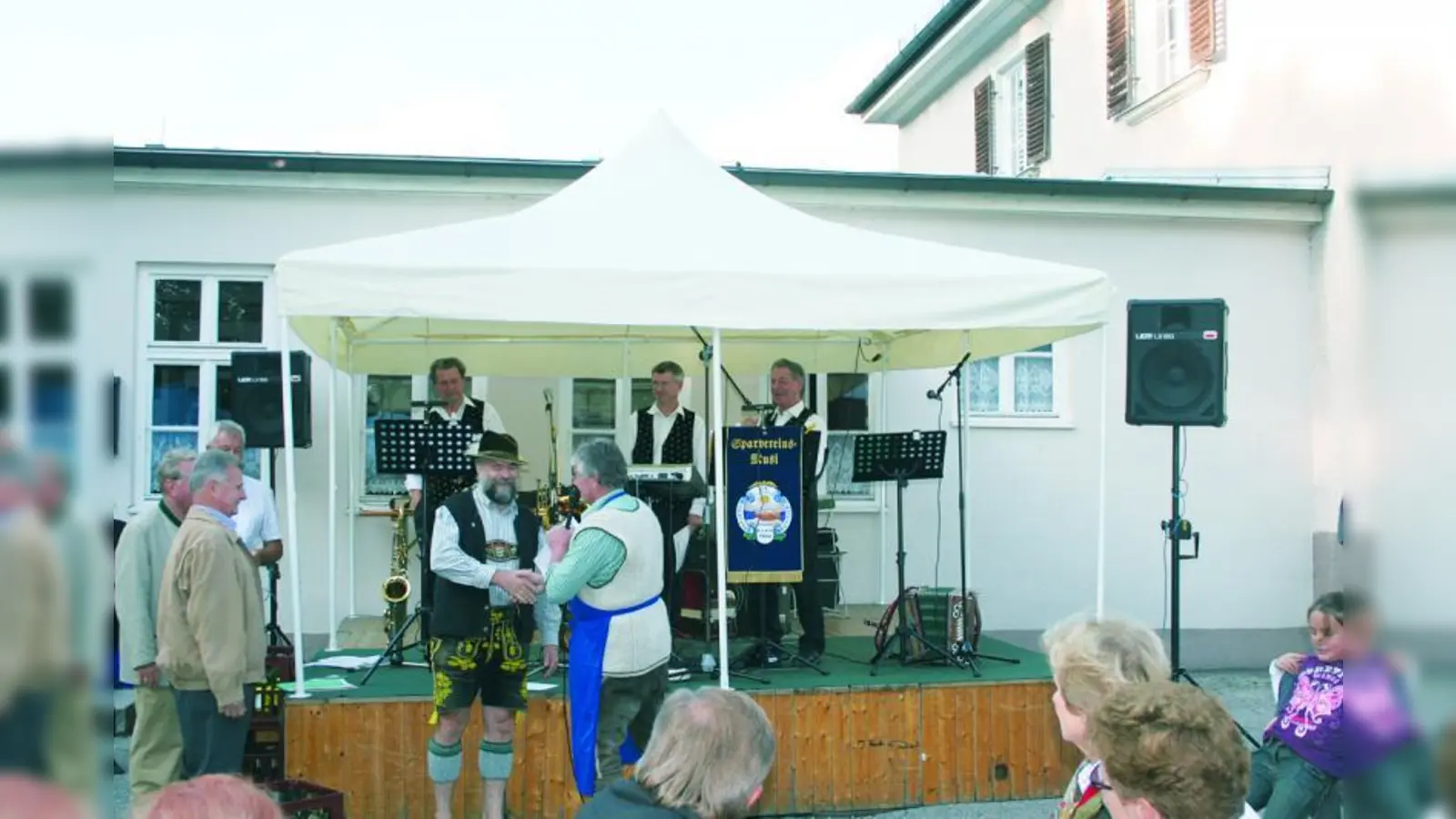 Siegerehrung: Wolfgang Sedlmair, der 1. Vorsitzender des Trachtenvereins Alpenrösl Allach, nimmt die Glückwünsche für den Sieg beim Kegelturnier von Hans Kenst entgegen. (Foto: bk)