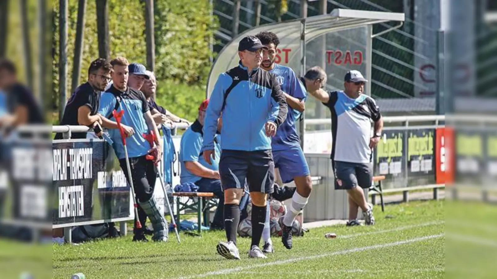 Für Trainer Thomas Seethaler (vorne) und den FC Aschheim läuft es weiter rund: Nach dem neunten Sieg in Folge bleibt die Mannschaft Tabellenführer.	 (Foto: Christian Riedel)