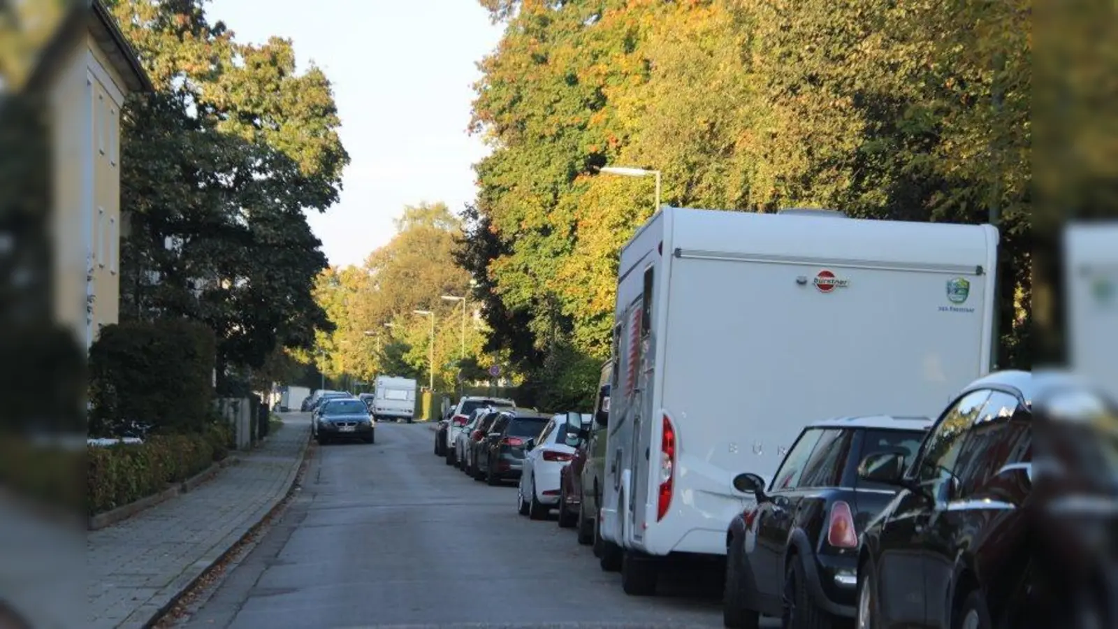 Wohnmobile und Wohnanhänger sind nicht nur dauerhaft in der Zaunerstraße abgestellt. Das gilt auch für die umliegenden Straße, wie hier die Peter-Winter-Straße. (Foto: sb)