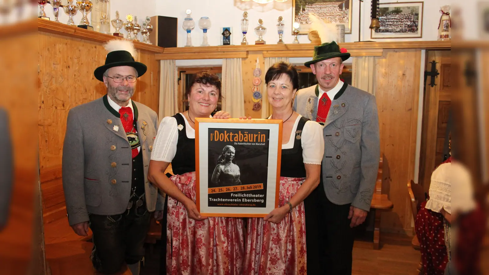 Freuen sich bereits auf den kommenden Ebersberger Theatersommer: 2. Vorsitzender Martin Lohmeyer, Regisseurin Doris Lang, Regieassistenz Hildegard Brummer und der 1. Vorsitzender Michael Wiefarn (von links). (Foto: Ebersberger Trachtler)